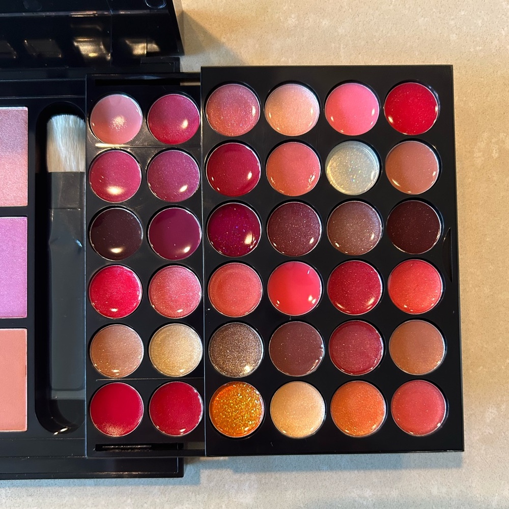 New Avon Ultimate Mega Palette lip gloss eye shadow blush - Picture 4 of 8